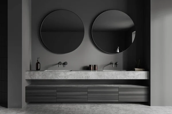 黑暗浴室内部与双水池和圆形镜子 黑色木制梳妆台与浴室配件灰色混凝土地板 3D渲染 — 图库照片