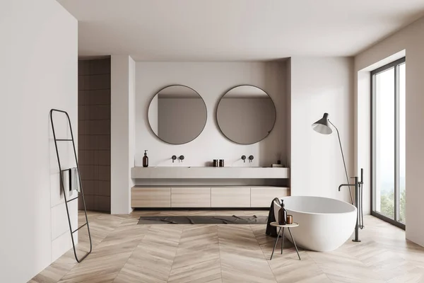Beige Badezimmerausstattung Mit Doppelwaschbecken Und Badewanne Handtuchhalter Und Lampe Auf — Stockfoto