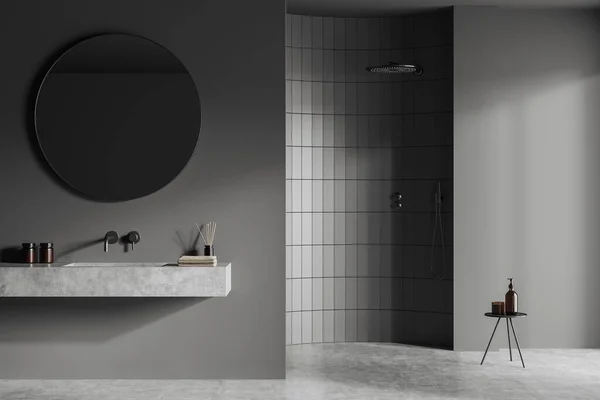 前看黑暗浴室内部与大圆形镜子 淋浴器 灰色墙壁 凳子与液体肥皂 混凝土地板 水处理的概念 3D渲染 — 图库照片
