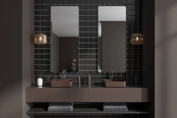 2つのミラー シンク タイルと茶色の壁で暗いバスルームのインテリアのフロントビュー 蛇口の下にタオルで棚 液体石鹸 水処理の概念 3Dレンダリング — ストック写真
