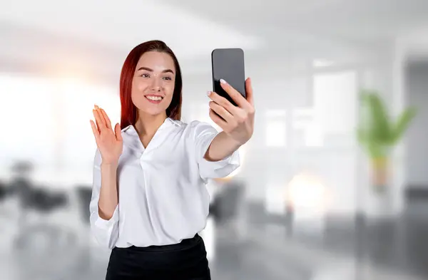 Bizneswoman Telefonem Uśmiechnięta Wykonująca Wideo Rozmowę Niewyraźnym Tle Sali Konferencyjnej — Zdjęcie stockowe