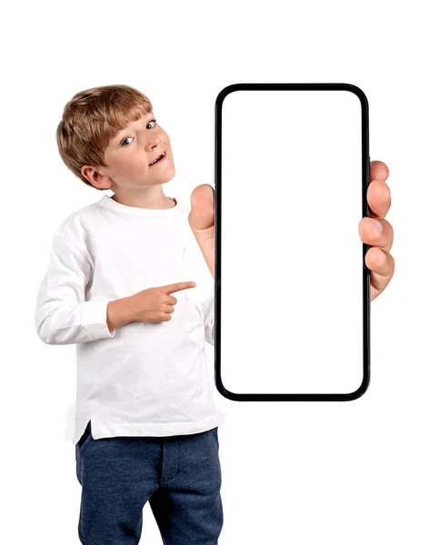 Çocuk Gülümsüyor Akıllı Telefonu Işaret Ediyor Beyaz Arka Planda Izole — Stok fotoğraf