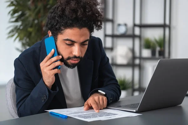 Арабский Бизнесмен Звонит Телефону Просматривает Бумажный Контракт Столе Ноутбуком Концепция — стоковое фото