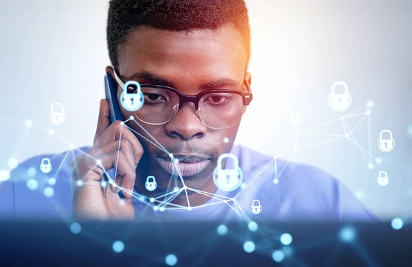 二重暴露 サイバーセキュリティについて話す眼鏡の黒い若いビジネスマンは デジタルロック保護回路を備えたホログラムを持っていました オンラインネットワークの概念 — ストック写真