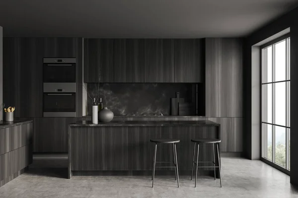 黑暗的厨房内部 有酒吧凳子和柜台顶部的灰色混凝土地板 厨房用具和装饰品 具有全景窗口的烹调区 在农村 3D渲染 — 图库照片