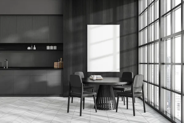 Ciemne Wnętrze Kuchni Stołem Krzesłami Drewnianej Podłodze Częścią Kuchenną Panoramicznym — Zdjęcie stockowe