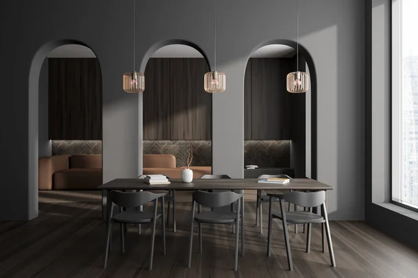 黑暗的客厅内部有餐厅 椅子和桌子 拱门和沙发在地毯上 摩天大楼上的全景窗户 3D渲染 — 图库照片