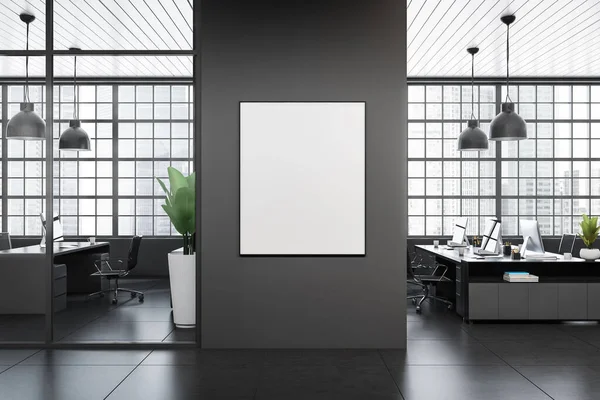 黑暗的商业空间 有咨询处和个人电脑在办公桌上的合作空间 瓷砖灰色的混凝土地板 摩天大楼的全景窗口 模拟帆布海报 3D渲染 — 图库照片