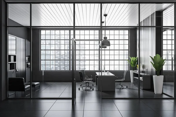 Dunkler Büroraum Mit Schreibtisch Und Sesseln Hinter Glastüren Regal Und — Stockfoto