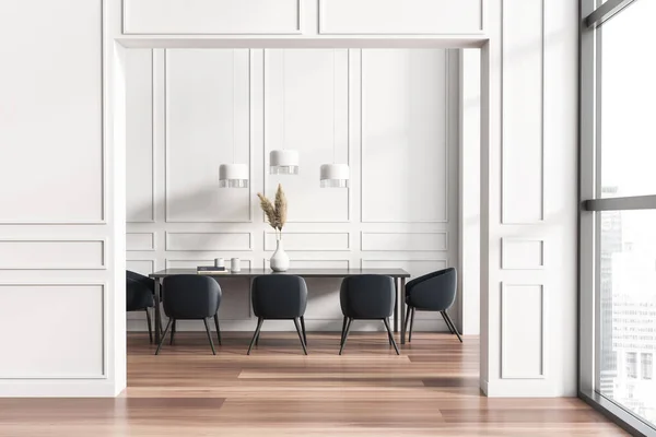 Λευκό Σαλόνι Εσωτερικό Τραπέζι Και Καρέκλες Ξύλινο Πάτωμα Αίθουσα Συνεδριάσεων — Φωτογραφία Αρχείου