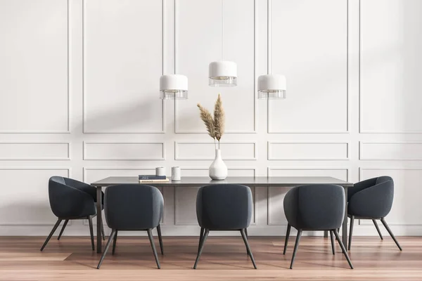 Λευκό Σαλόνι Εσωτερικό Τραπέζι Και Καρέκλες Ξύλινο Πάτωμα Κομψή Τραπεζαρία — Φωτογραφία Αρχείου