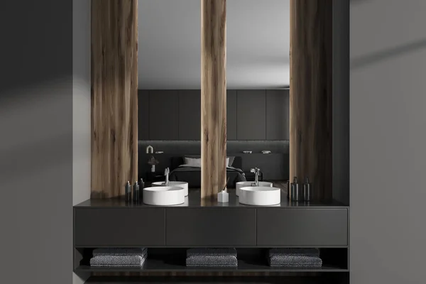 Vooraanzicht Donkere Badkamer Interieur Met Twee Spiegels Wastafels Grijze Muren — Stockfoto
