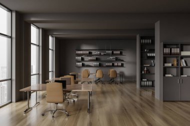 Gri duvarları, koyu ahşap zemini, sıralı bilgisayar masaları, klasörlü kitaplıklar ve arka planda sandalyeleri olan konferans masasının içi. 3d oluşturma