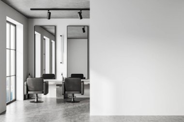 Büyük aynaları ve gri beton zemini olan rahat bir berber dükkanı. Siyah koltuklar ve aksesuarlar masanın üzerinde. Gökdelenlerin panoramik pencereleri ve boş bölümleri. 3B görüntüleme