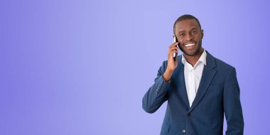 Akıllı telefondan konuşan gülümseyen siyah işadamı, fotokopi uzayının mor arka planında mutlu bir portre. Mobil konferans, iletişim ve ağ kavramı