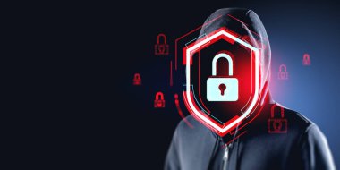 Kapüşonlu hacker portresi, kırmızı parlayan koruyucu kalkan ve asma kilit gövdesi, çift pozlama. Siber saldırı, küresel koruma ve sistem alarmı kavramı