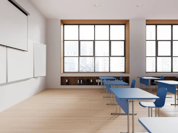 Belső Tér Modern Osztályteremben Fehér Falak Fapadló Sorok Kék Asztalok — Stock Fotó