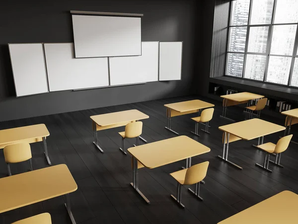 어두운 나무로 노란색 탁자와 의자들이 줄지어 교실의 그리고 프로젝터 스크린 — 스톡 사진