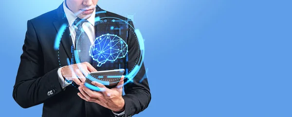 Nerozpoznatelný Podnikatel Používající Tablet Dvojitou Expozicí Mozkového Hologramu Umělé Inteligence — Stock fotografie