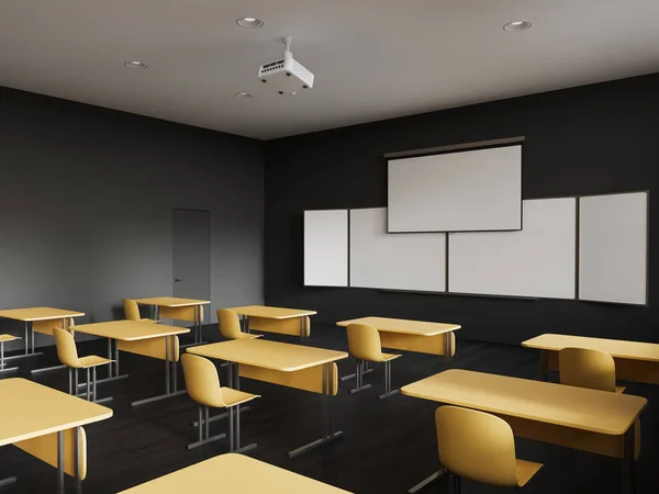 黄色のテーブルと行の椅子と空の教室のインテリア サイドビューモックアップコピースペース空の黒板と画面 設備の整った大学オーディエンスルーム 3Dレンダリング — ストック写真