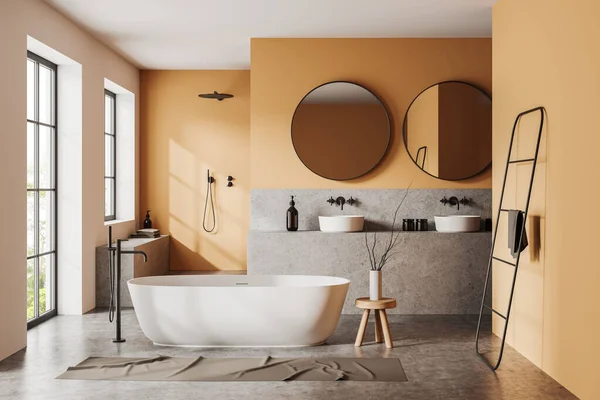 Interior Banheiro Moderno Com Paredes Laranja Piso Concreto Banheira Branca — Fotografia de Stock