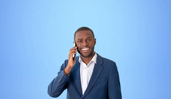 幸せなビジネスマンは スマートフォン上で話して コピースペースブルーの背景に笑顔の肖像画 成功の概念 良いニュース キャリアと開発 — ストック写真