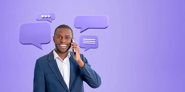 電話で話しているビジネスマンの笑顔 コピースペースの紫色の背景に幸せな肖像画 テキストメッセージチャットの泡をモックアップします オンラインコミュニケーション ネットワーク コンサルティングの概念 — ストック写真