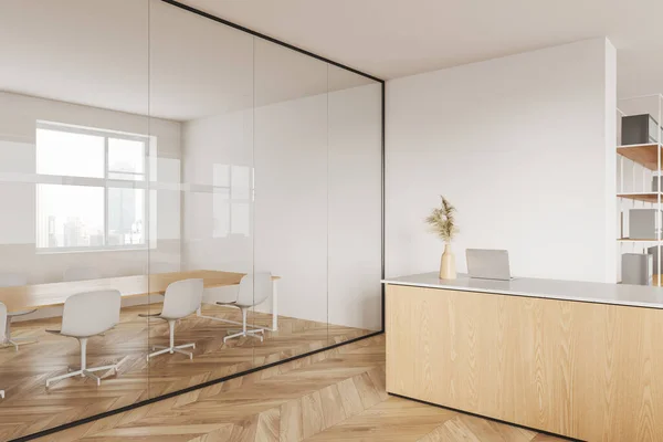 Interieur Eines Modernen Büros Mit Weißen Und Gläsernen Wänden Holzboden — Stockfoto