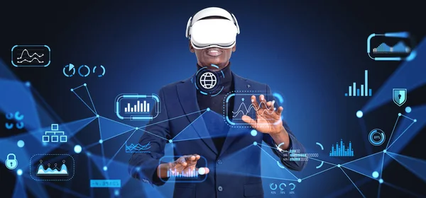 Schwarzer Geschäftsmann Mit Brille Hände Die Virtuelle Bildschirme Mit Digitalen — Stockfoto