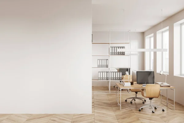 Białe Współpracownicze Wnętrze Krzesłami Komputerem Rzędzie Drewniana Podłoga Minimalistyczna Półka — Zdjęcie stockowe