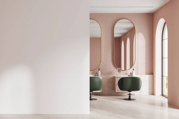 奢华的粉红美容美发沙龙内饰大型镜子 绿色扶手椅在灰色混凝土地板上排成一排 热带地区的全景窗口并模拟复制空间墙 3D渲染 — 图库照片
