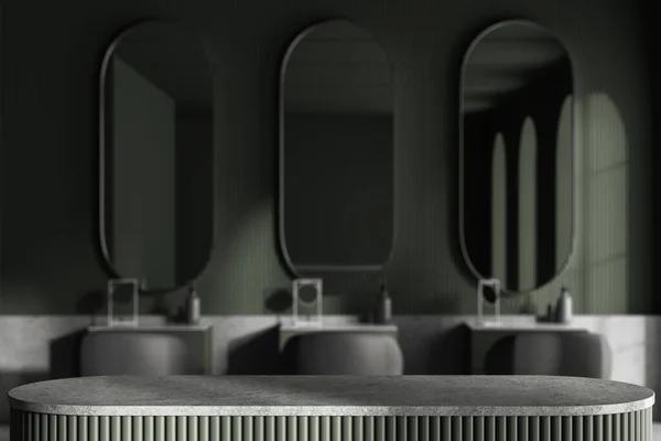 灰色和绿色产品陈列表的视图站在模糊的美发厅 绿色的墙壁和一排灰色的客户端椅子 前面有镜子 3D渲染 复制空间 — 图库照片