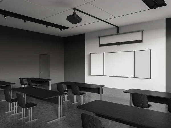 白とグレーの壁 暗い木製のテーブルの行と空白のモックアップホワイトボードとスタイリッシュな学校の教室のコーナー 3Dレンダリング — ストック写真