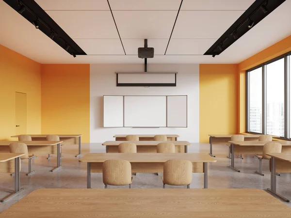 노란색으로 교실의 내부에는 탁자들이 줄줄이 늘어서 위에는 아무것도 렌더링 — 스톡 사진