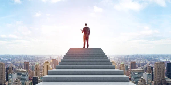 ビジネスマンは 青い空の下で ニューヨークのパノラマの街並みを手にクリップボードで階段を登った ビジネス目標 キャリア開発と成功の概念 — ストック写真