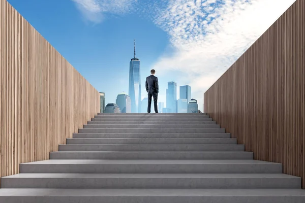 Biznesmen Wspiął Się Szczyt Schodów Panoramiczne Centrum Handlowe New York — Zdjęcie stockowe
