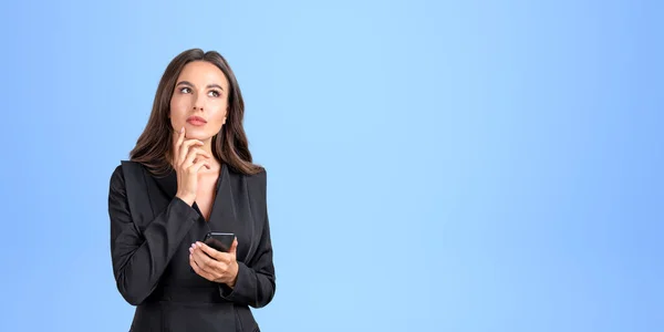 Bizneswoman Zamyślony Wygląd Telefonem Ręku Puste Miejsce Kopia Niebieskie Tło — Zdjęcie stockowe