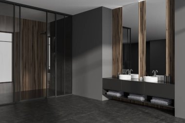 Karanlık banyonun iç tarafında iki ayna, bölmenin arkasında duş, lavabo, beyaz duvarlar, beton zemin, musluğun altında raflar, sıvı sabun. 3d oluşturma