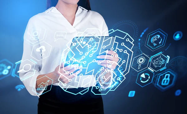 穿着正装的女商人拿着平板电脑 数字接口与脑全息图 虚拟世界 深蓝色背景 现代商业技术的概念 — 图库照片