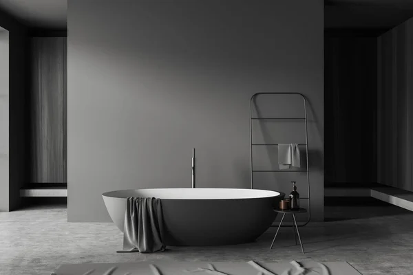 アクセサリー付きのバスタブとスツール付きの暗いバスルームのインテリア 灰色のコンクリート床にタオルレール 最小限の入浴エリア モックアップコピースペース 3Dレンダリング — ストック写真