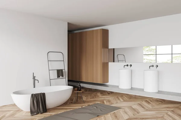 Weiße Badezimmerausstattung Mit Badewanne Handtuchhalter Und Doppelwaschbecken Seitenansicht Stilvoller Badebereich — Stockfoto