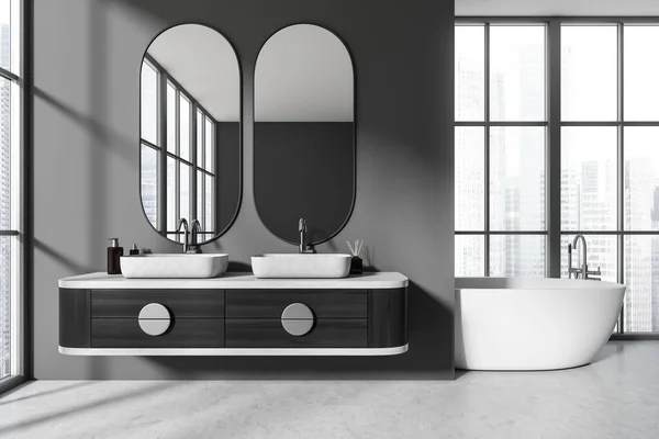 黑暗浴室内部与浴缸和双水池与镜子 新加坡摩天大楼上的带全景窗户的风格别致的浴场 3D渲染 — 图库照片