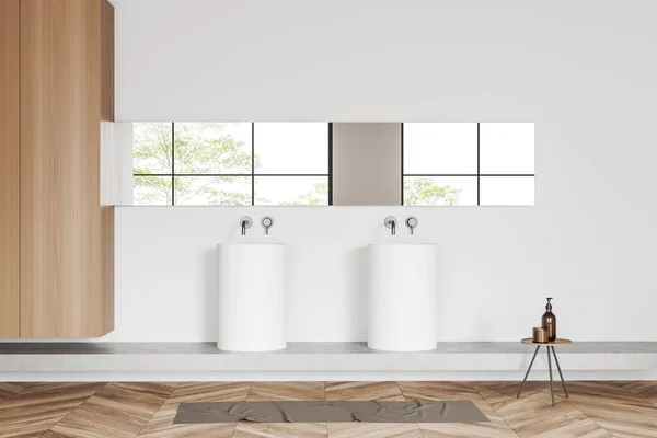 Interior Banheiro Branco Com Pia Dupla Espelho Grande Toalha Chão — Fotografia de Stock