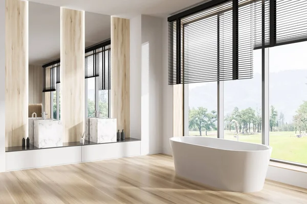 Weiße Studioeinrichtung Mit Badewanne Und Doppelwaschbecken Seitenblick Schlafbereich Auf Hartholzboden — Stockfoto