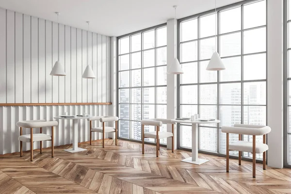 Bílá Minimalistická Kavárna Interiér Židlemi Stůl Nádobím Boční Pohled Podlaha — Stock fotografie