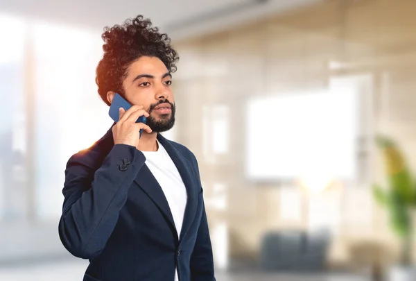 Arabiska Affärsman Porträtt Ringer Telefonen Kontor Rum Bakgrund Begreppet Online — Stockfoto