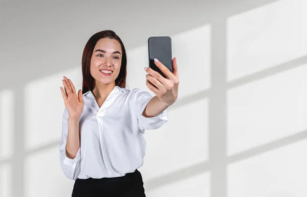 Bizneswoman Telefonem Uśmiecha Się Wykonuje Rozmowy Wideo Białym Tle Przestrzeni — Zdjęcie stockowe