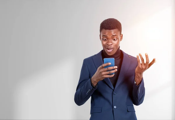 Snygg Afroamerikansk Affärsman Bär Formell Kostym Står Och Tittar Smartphone — Stockfoto