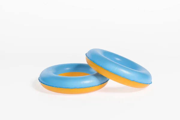 Dwa Kolorowe Pierścienie Pływackie Nadmuchiwany Letni Dodatek Białym Pustym Tle — Zdjęcie stockowe