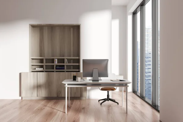 白色的办公室内部与时尚的工作空间 办公桌与Pc计算机和架子与装饰 硬木地板 新加坡城市全景窗口 3D渲染 — 图库照片